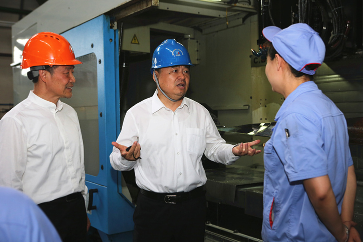 郝鹏与人生就是博官网集团一线出产人员深刻互换